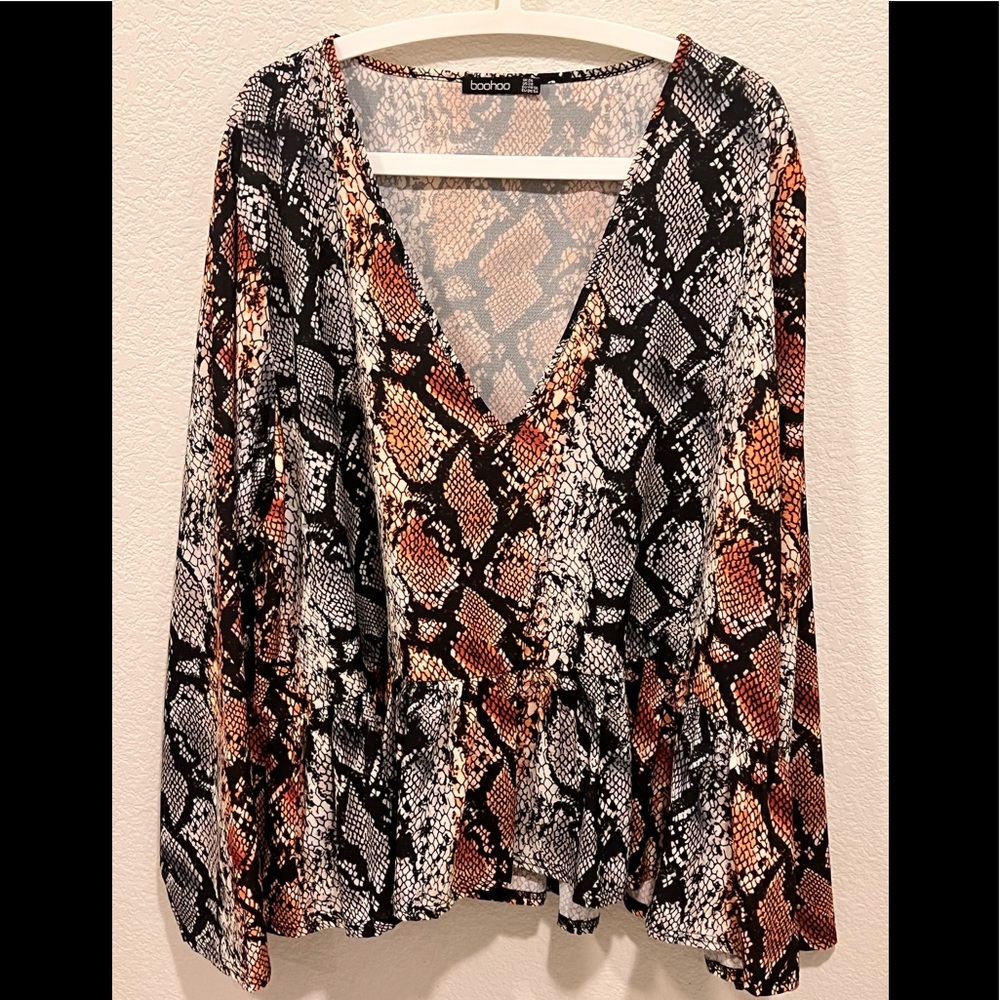 BOOHOO PLUS - SnakePrint V Neck Peplum Blouse Sz 24
